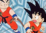 Krilin cree vencer a Goku sujetando su cola, grave error